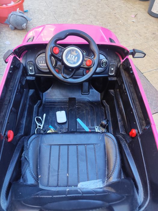 Carro elétrico com comando e carregador