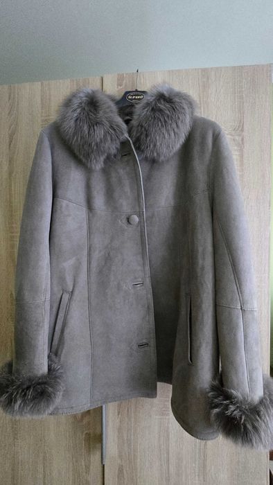 Stylowy kożuszek szary sr dlugosc obszyty futerkiem