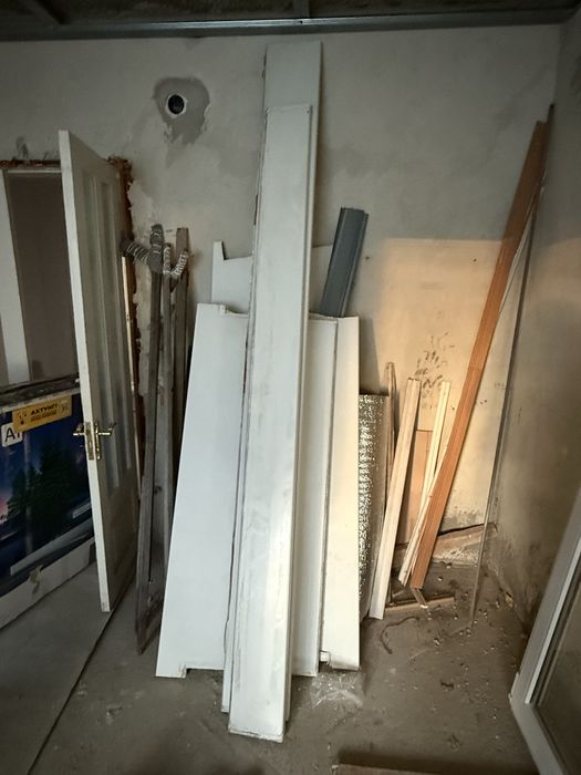 Демонтовані підвіконники та відливи з оцинкованої бляхи