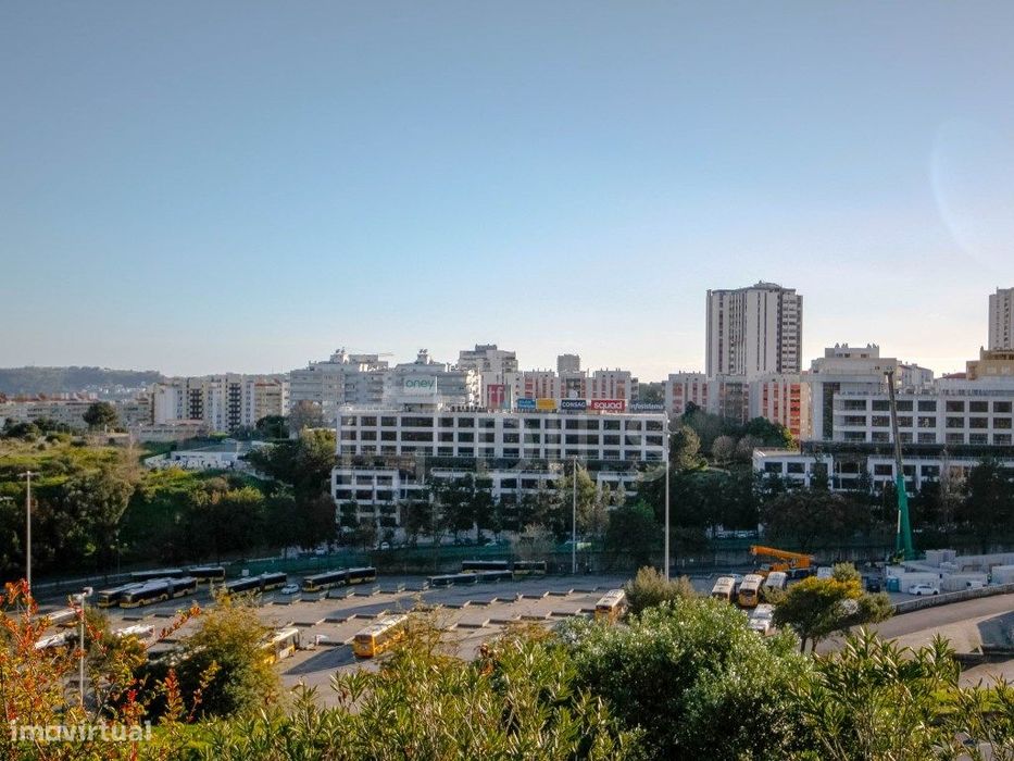 Apartamento T1 com varanda e garagem em Miraflores