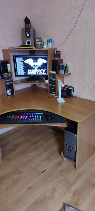 Продам стол компьютерный