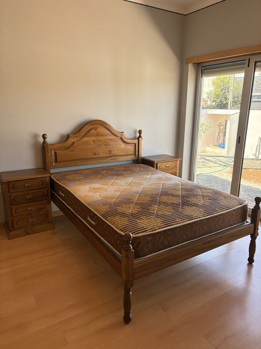 cama + estrado + colchão + 2x mesa de cabeçeira em pinho maciso