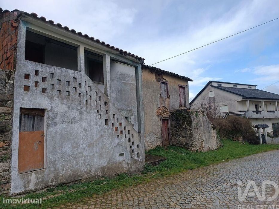 Casa de aldeia em Salsas de 192,00 m2
