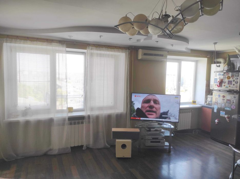 Продається видова 3-х.кім. квартира по вул. Набережна ім. В. Стефаника
