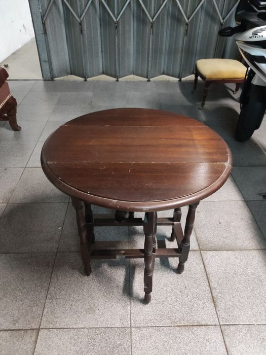 Mesa de apoio com abas