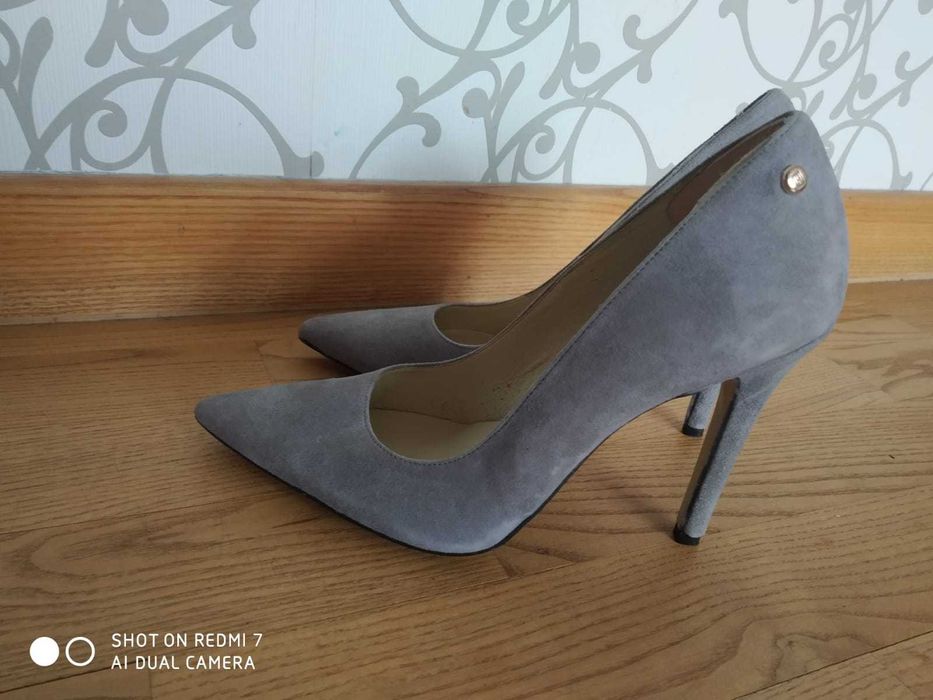 Jasnoszare buty na szpilce