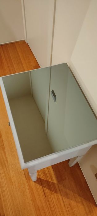 Comoda em madeira e mesinhas em madeira de cabeceira com espelho