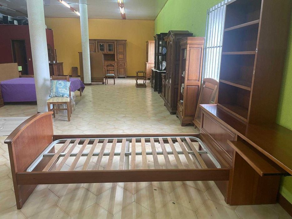 Estúdio secretária com cama elevatória em cerejeira.