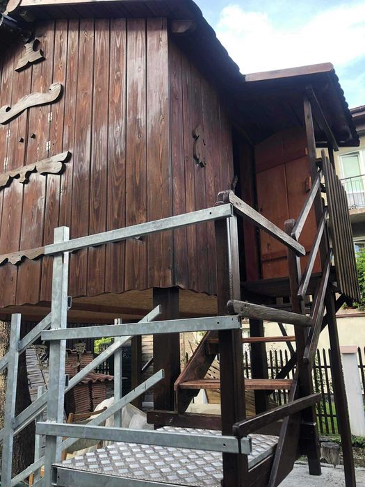 Domek dla dzieci ogrodowy  bardzo duzy i wygodny z balkonem oknami