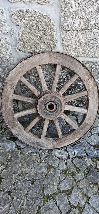 Rodas de madeira, em bom estado