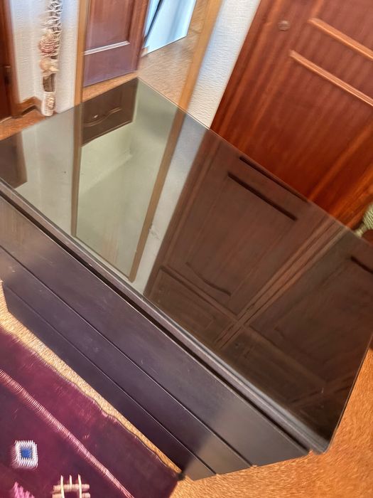 Cómoda Malm ikea preta com tampo em vidro preto
