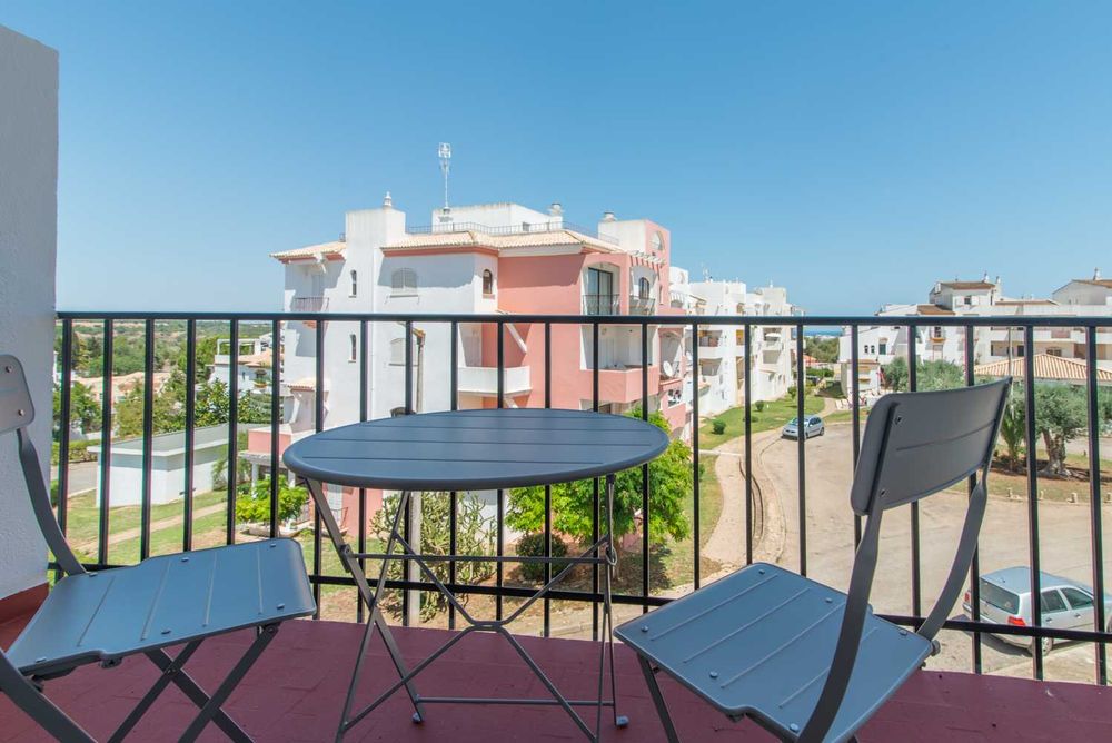 T2 - com Piscina e Varanda, a 2,5 km do Centro de Tavira