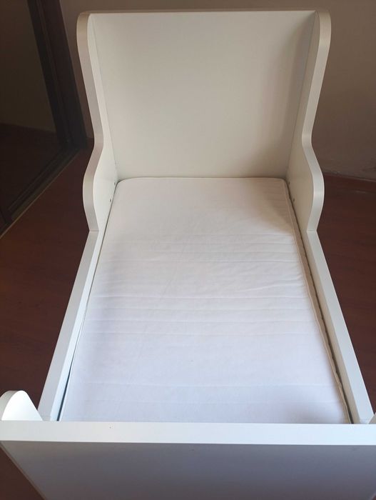 Cama de criança com colchão e resguardo