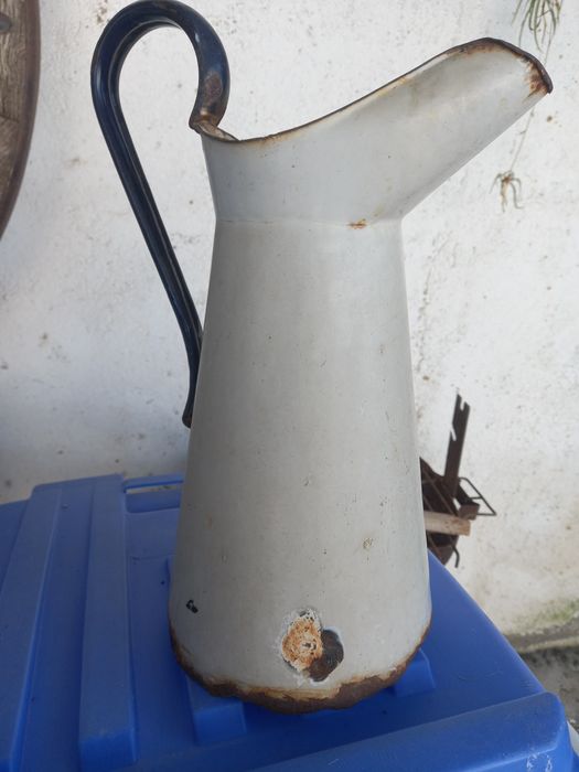 Jarro em esmalte muito antigo