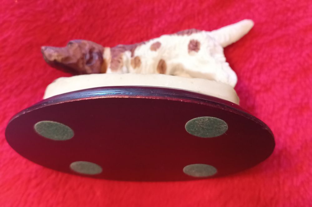 колекційна фігурка собаки, яка зображує ірландського сетера