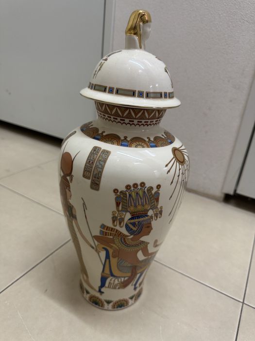 Jarro egípcio em porcelana. Marca panda