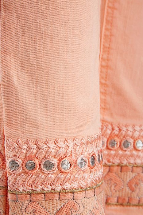 Jeansy rurki łososiowe z haftami DESIGUAL 28