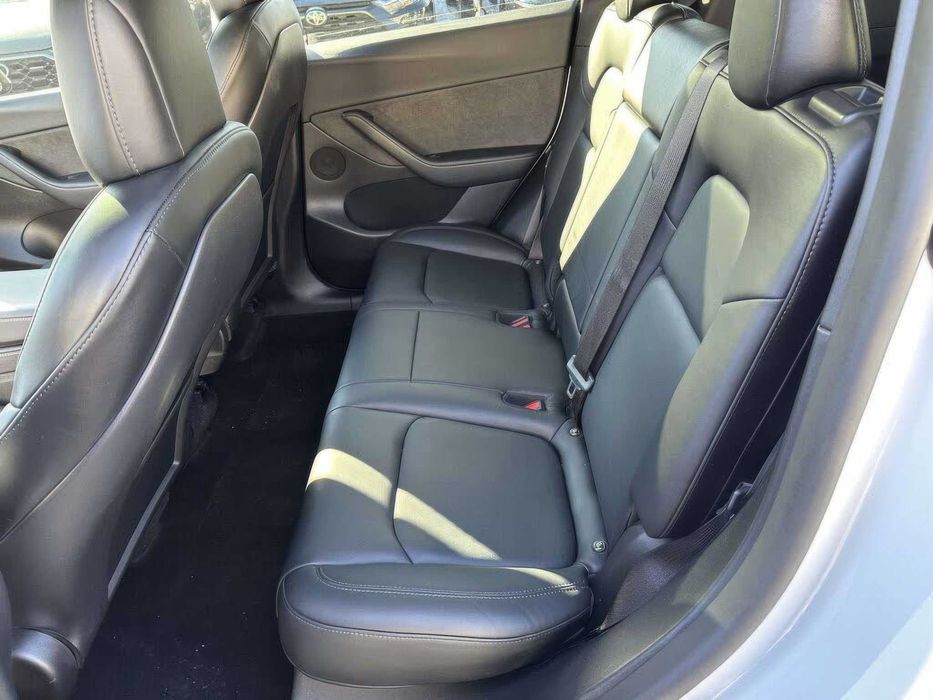 Tesla Model Y      2023