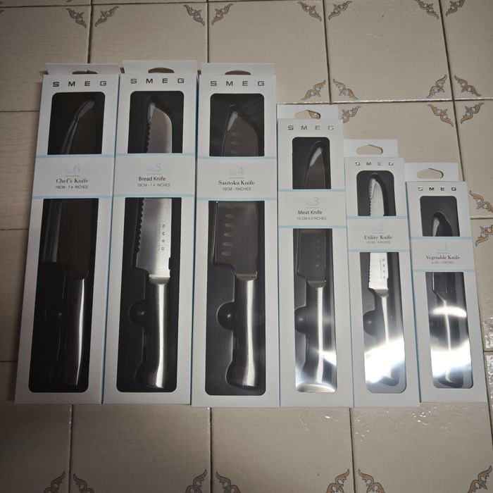 Conjunto de Facas SMEG com Suporte – Cor Preta – Novo/Selado