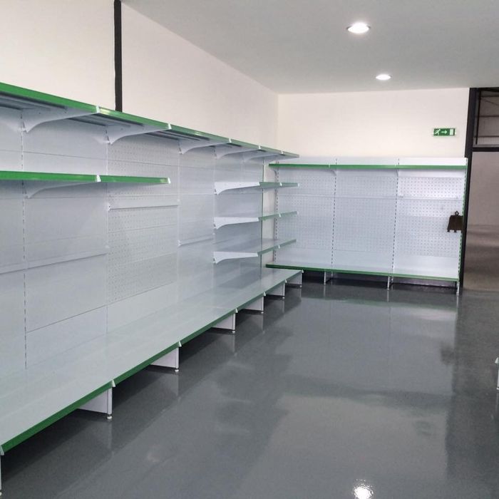 Estantes novas de supermercados