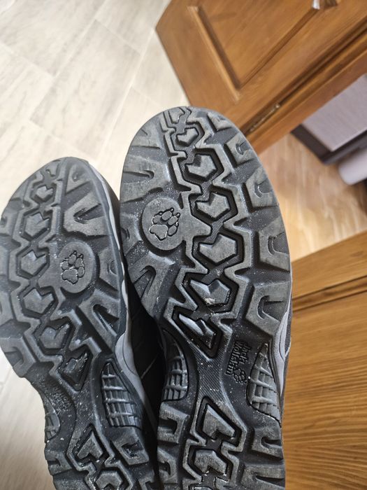 Продаю оригінальні трекінгові кросівки Jack Wolfskin розмір 44,5 стан хороший
Розмір 44,5