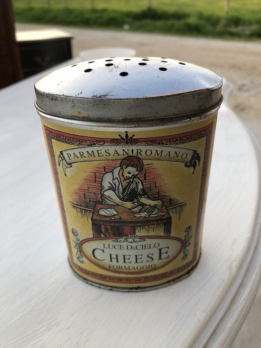 Caixinha de queijo ralado antiga, muito vintage