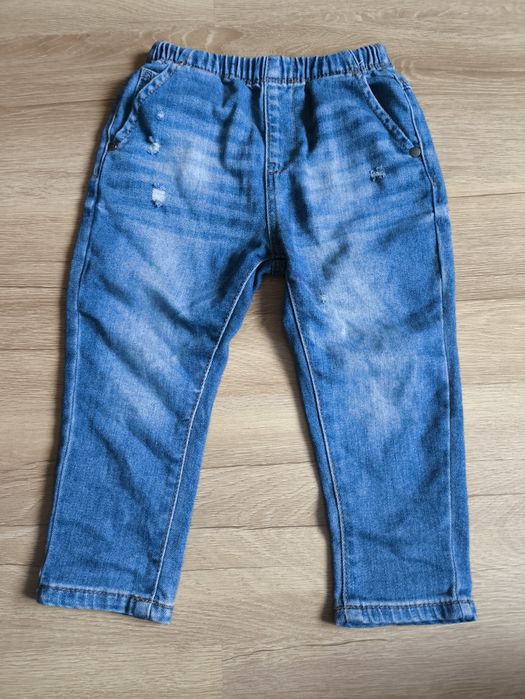Jeansy next, rozmiar 92, mają sznurek i gumkę w pasie