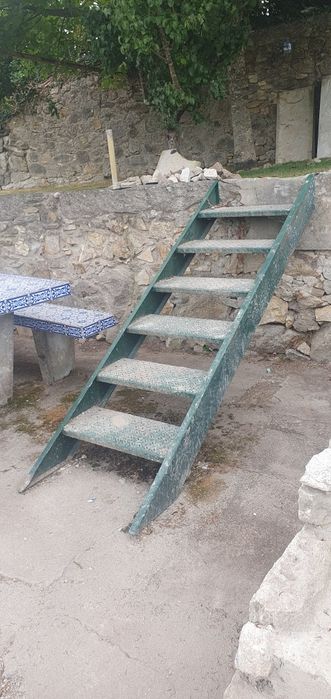Escada em ferro verde
