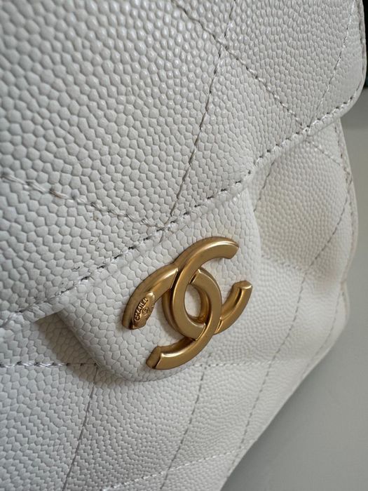 Biala torebka Chanel 25