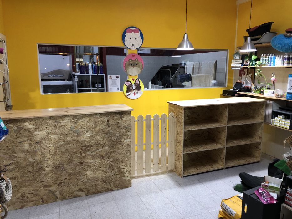 Balcão para bar, restaurante, barbearia de madeira Pinho, palete e OSB