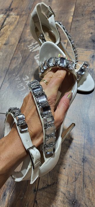 Asos angielskie szpilki sandały diamenty kamienie satynowe białe 40