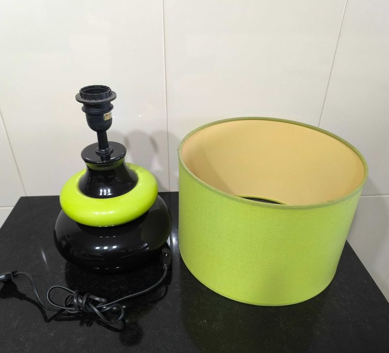 Moderno candeeiro de mesa com base em cerâmica. Novo.