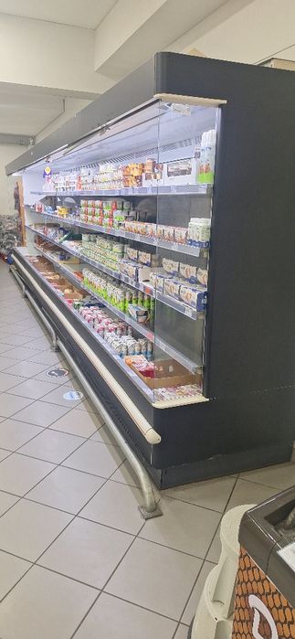 Várias máquinas industriais para restaurante ou supermercado