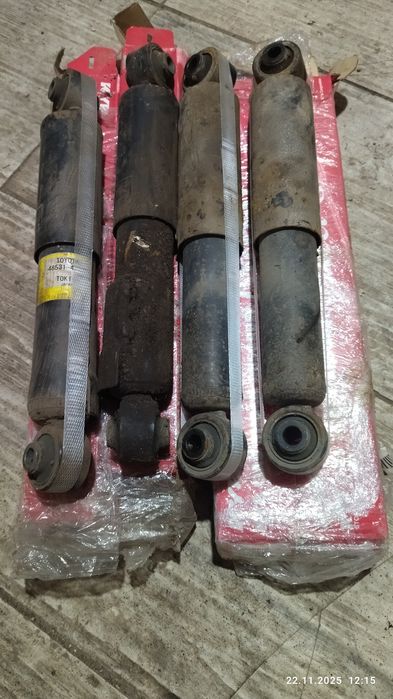 Продам задним а амортизаторы таета Рав 4