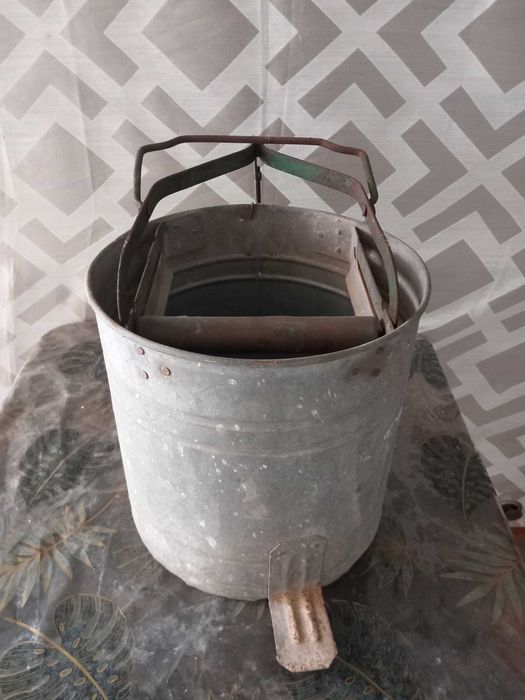 Balde espremedor de esfregona, Rodex,  1950, feito de metal galvanizado.