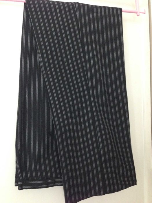 Três calças pretas e castanhas