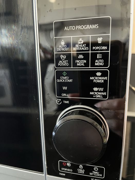 Microondas preto e prateado