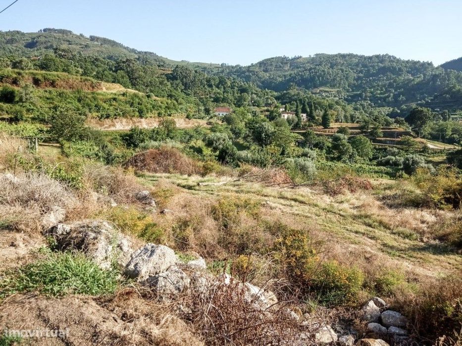 Terreno de construção c/ ruína.