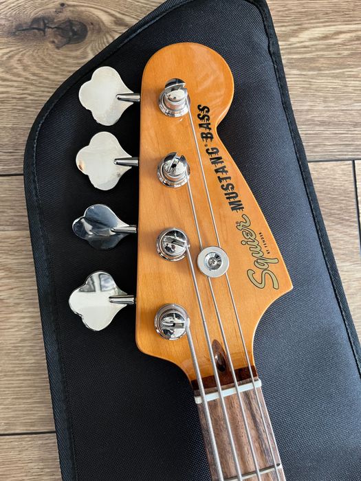 Gitara basowa krótka skala Squier Classic Vive 60s Mustang + futerał + pasek