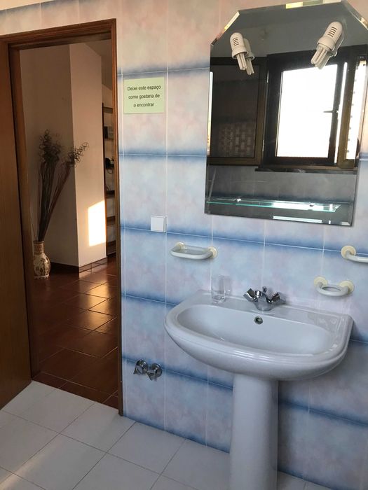 Arrendo quarto grande em moradia