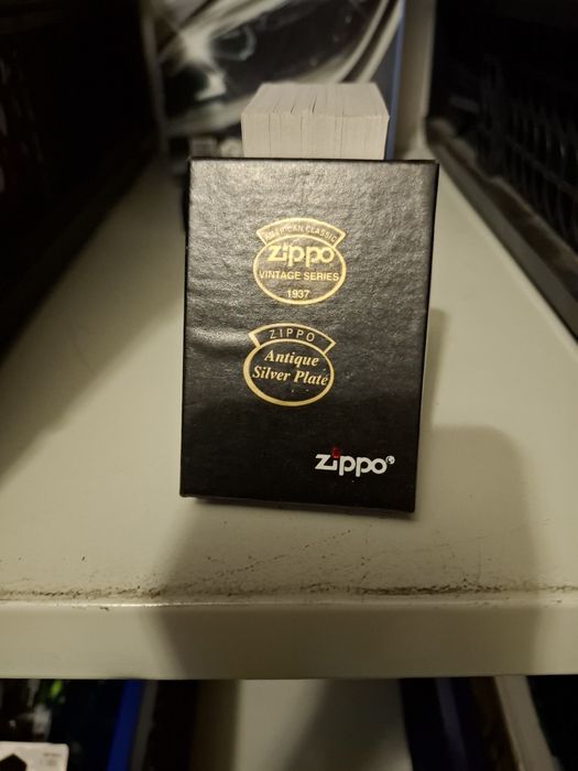 Isqueiros Zippo e bolsa de transporte