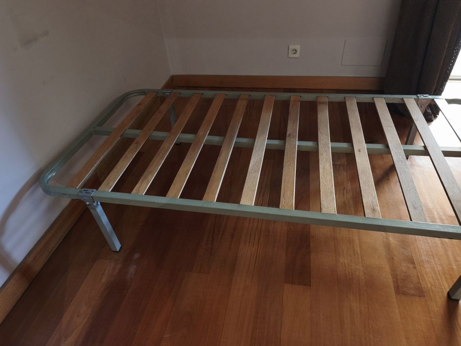 Estrado com pés. Oferta do colchão