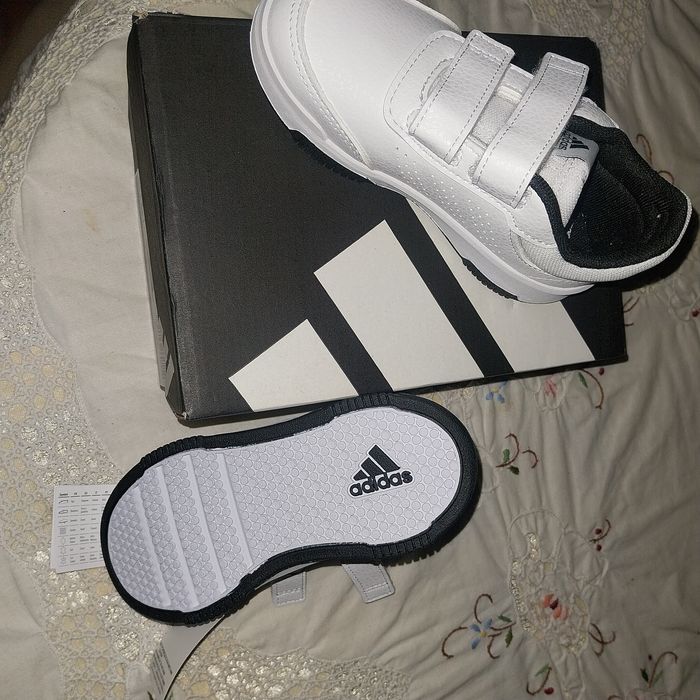 Sapatilhas criança Adidas 26 novas Originais