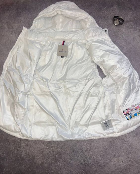 чорна глянцева та біла желетка moncler