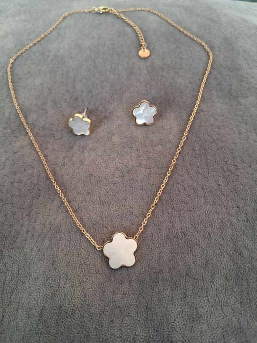 Conjunto de colar e brincos em aço Novos