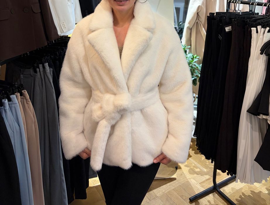 Біла нова шубка розміру с