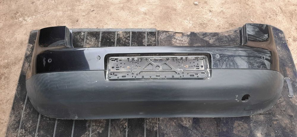 Zderzak tył vw golf V hetchbeck z czujnikami park. kod lakieru LC9Z