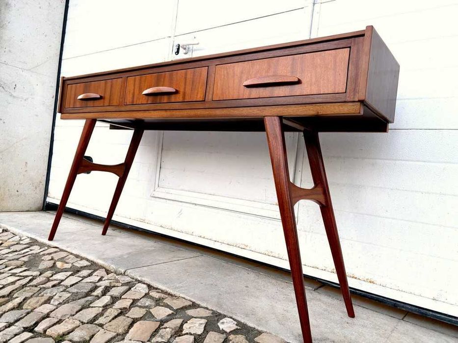 Consola olaio vintage 145,5comp x 31prof x 79alt.
