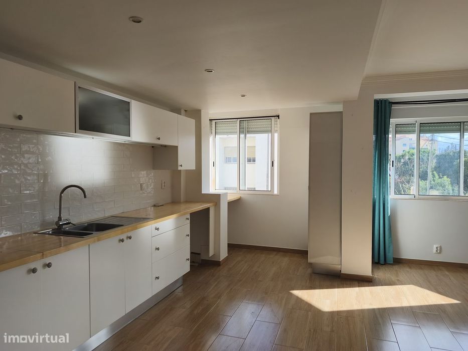 T2 Bem Conservado na Rua José Cardoso Pires, Areias, Estoril.