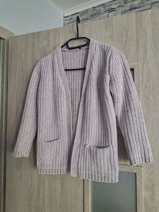 Sweter szary w rozmiarze 158 cm.